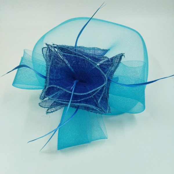 Κοκκάλες για τα μαλλιά σε γαλάζιο χρώμα με λουλούδι και λεπτά πούπουλα στην ίδια απόχρωση