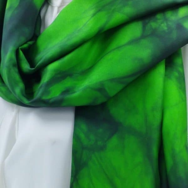 Μεταξωτή εσάρπα/ μαντήλι με τεχνική Tie Dye Σύνθεση: Μετάξι 100% Χρώμα: Πράσινο Διαστάσεις: 1.00 x 1.80 Φροντίδα: Dry Clean 