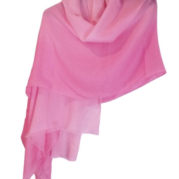 Κασμιρένια εσάρπα ombre σε ροζ απόχρωση Σύνθεση: Μετάξι 100% Χρώμα: Ροζ Διαστάσεις: 0,70* 2,00 Φροντίδα: Dry Clean