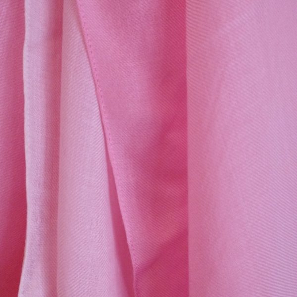 Κασμιρένια εσάρπα ombre σε ροζ απόχρωση Σύνθεση: Μετάξι 100% Χρώμα: Ροζ Διαστάσεις: 0,70* 2,00 Φροντίδα: Dry Clean