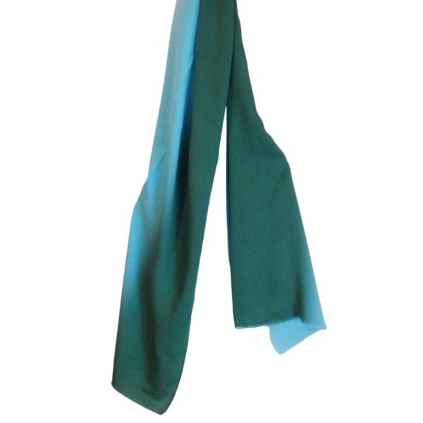 Μεταξωτό όμπρε φουλάρι λεπτό με τρεις αποχρώσεις. Σύνθεση: Μετάξι 100% Χρώμα: Πράσινο-Μπλε-Λευκό Διαστάσεις: 0,70* 2,00 Φροντίδα: Dry Clean 
