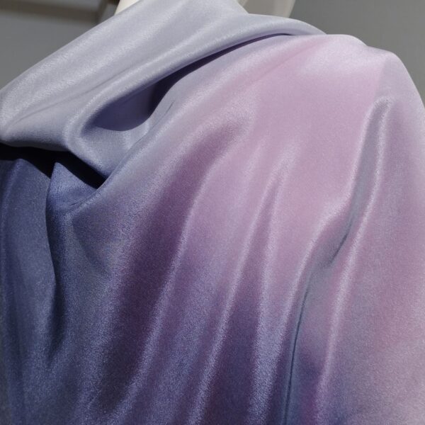 Μεταξωτό degrade φουλάρι λεπτό με τρεις αποχρώσεις. Σύνθεση: Μετάξι 100% Χρώμα: Μπλε-Λευκό-Ροζ Διαστάσεις: 0,95* 0,95 Φροντίδα: Dry Clean