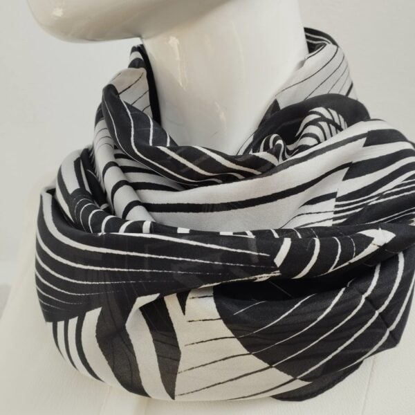 Silk Scarf BLACKNWHITE Composition: Silk100% Colour: Printed Dimensions: 50cm x 1,60cm Care: Dry Clean