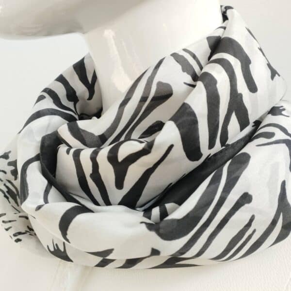 Silk scarf ANIMALPRINT Composition:Silk 100% Colour: Animalprint Dimensions: 50cm* 1,60 Care: Dry Clean