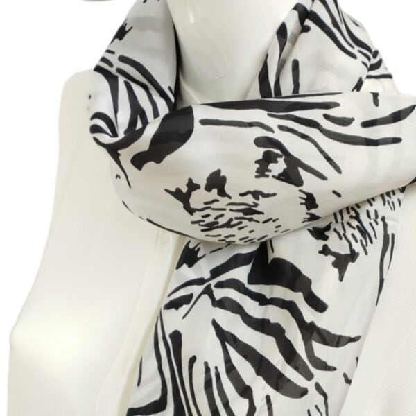 Silk scarf animalprint Composition: Silk 100% Colour: Blacknwhite Dimensions: 50cm* 1,60 Care: Dry Clean