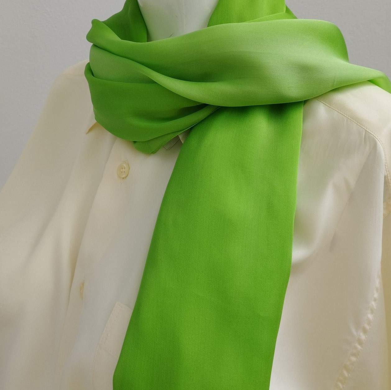 Composition: Silk100% Color: Green-Blue- White Dimensions: 0,70* 2,00 Care: Dry Clean