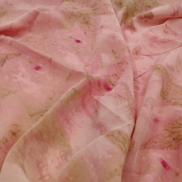 Composition: Silk 100% Colour: Pink Dimensions: 0,95 x 0,95 Care: Dry Clean