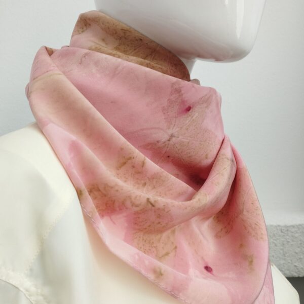 Σύνθεση: Silk 100% Χρώμα: Ροζ Διαστάσεις: 0,95 X 0,95 Φροντίδα: Dry Clean 
