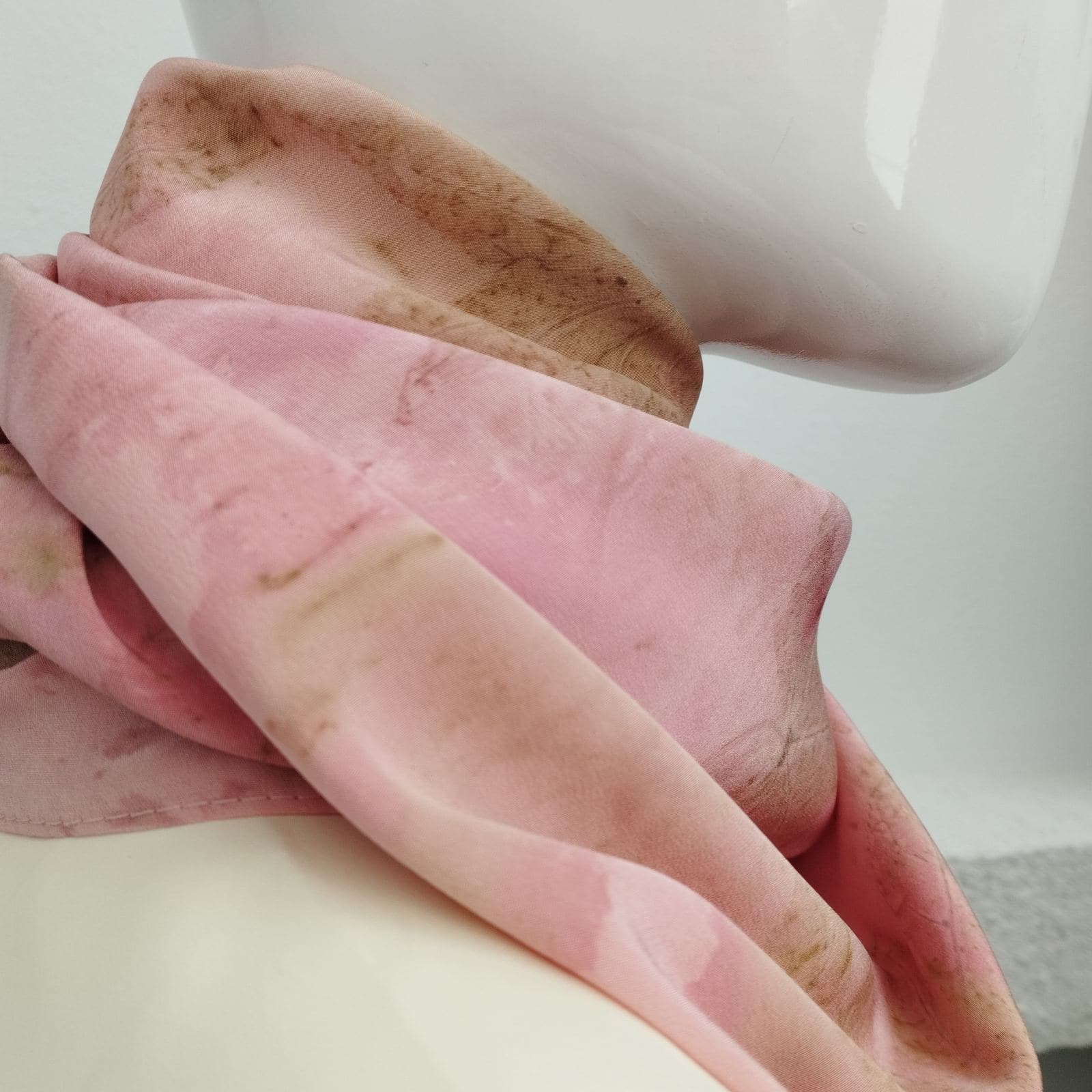 Σύνθεση: Silk 100% Χρώμα: Ροζ Διαστάσεις: 0,95 X 0,95 Φροντίδα: Dry Clean 
