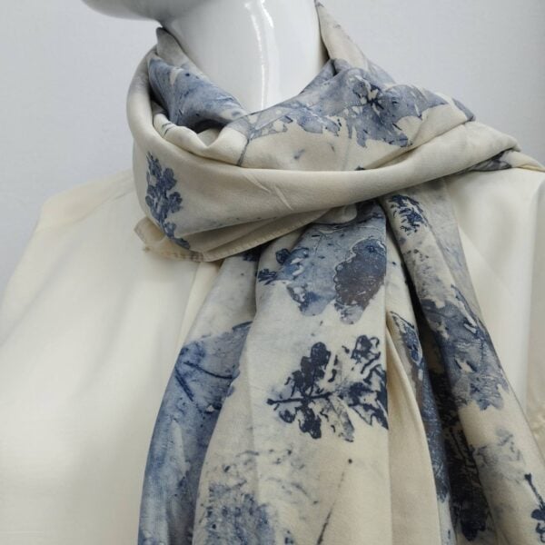 Composition: Silk 100% Colour: Blue Dimensions: 2,00* 0,60 cm Care: Dry Clean
