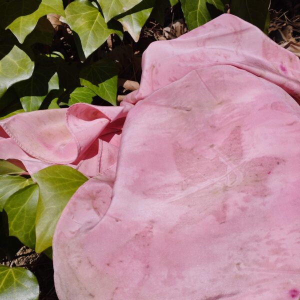Composition: Silk 100% Colour: Pink Dimensions: 0,95 x 0,95 Care: Dry Clean